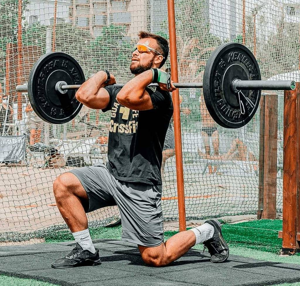 Alessandro Bari, CF-L2 coach di CrossFit, durante una sessione di allenamento