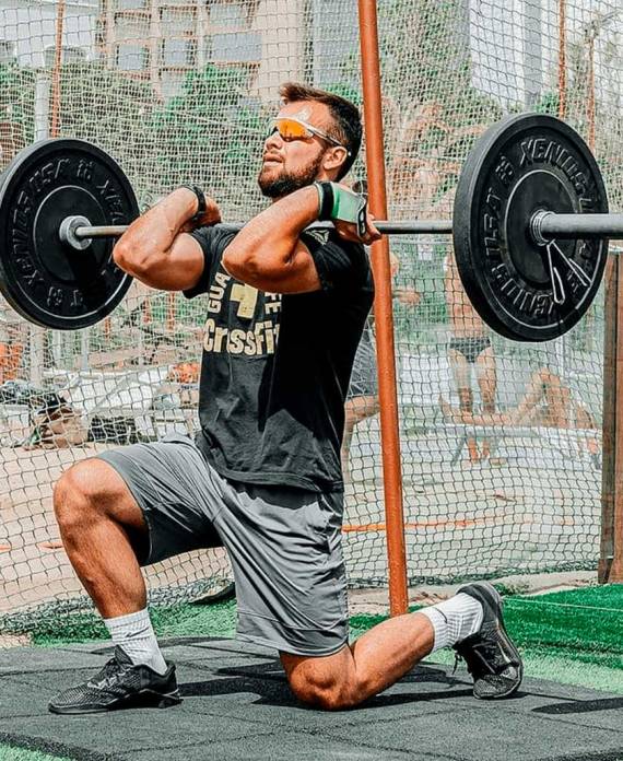 Alessandro Bari, CF-L2 coach di CrossFit, durante una sessione di allenamento